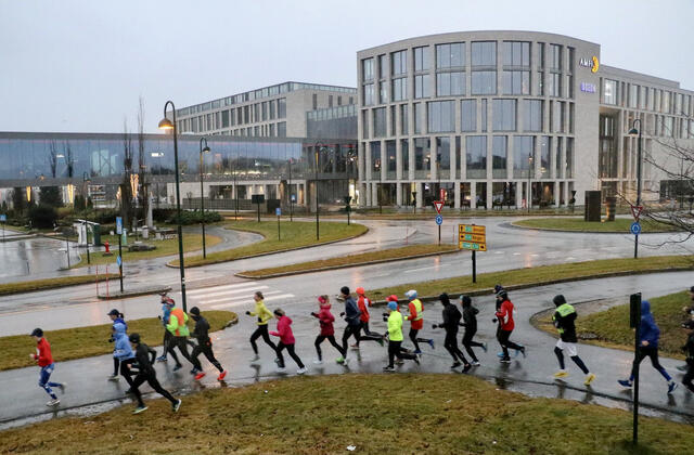 Første del av løypen går på fortau langs veien ved Amfi Moa Butikksenter. Foto: Martin Hauge-Nilsen
