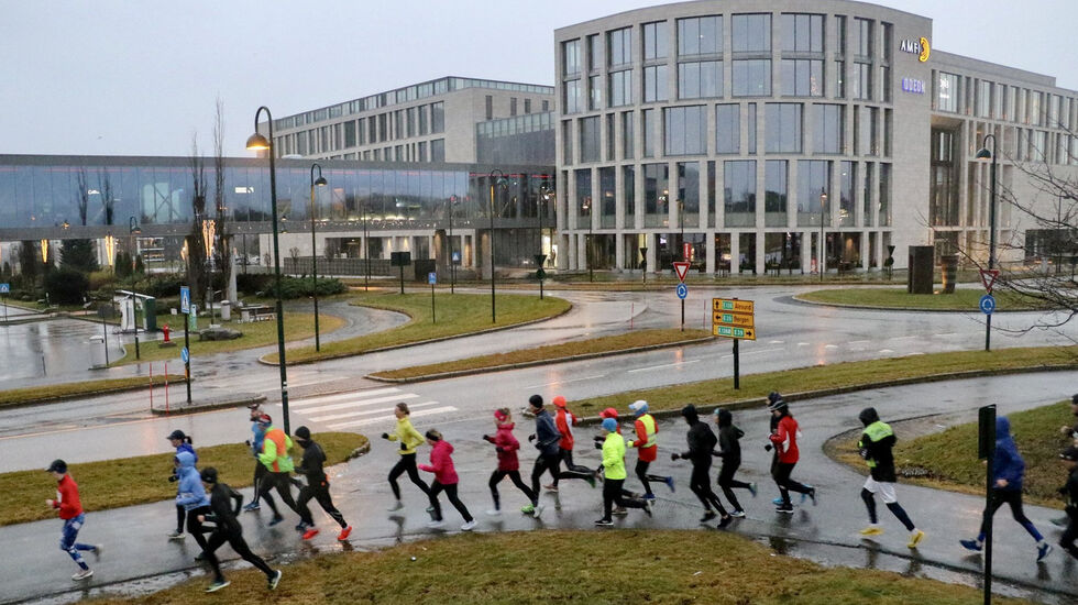 Første del av løypen går på fortau langs veien ved Amfi Moa Butikksenter. Foto: Martin Hauge-Nilsen