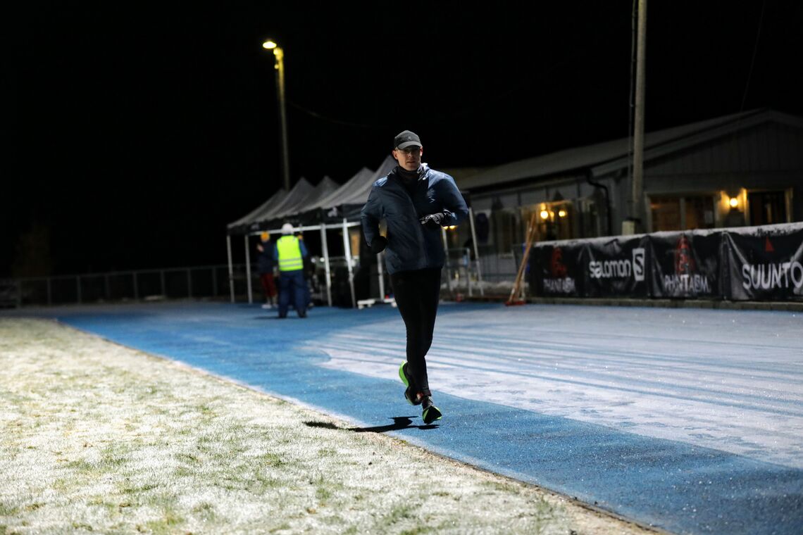 Jo Inge Norum overtok ledelsen i Måndalen etter 13 timers løping. Det er mørkt og kaldt nå, men fire av seks løpere holder ut. (Foto: Bjørn Hytjanstorp)