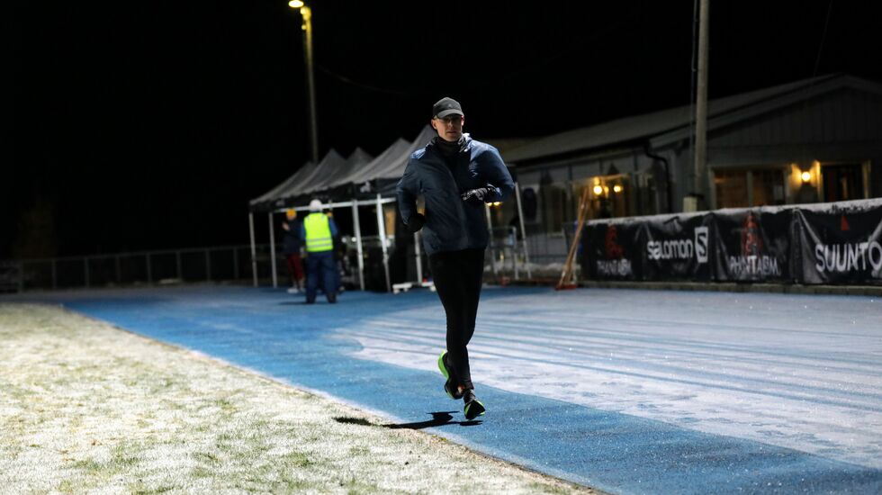 Jo Inge Norum overtok ledelsen i Måndalen etter 13 timers løping. Det er mørkt og kaldt nå, men fire av seks løpere holder ut. (Foto: Bjørn Hytjanstorp)