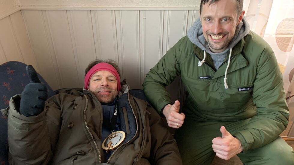 Harald Bjerke godt pakket inn i tepper, her sammen med Christian Randholm som supporterte vinneren hele døgnet. (Foto: Olav Engen)