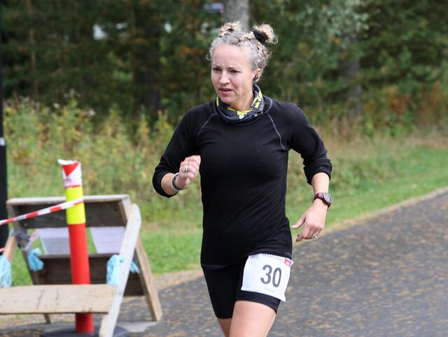 Therese underveis i 24-timersløpet i Stjørdal der hun satte norsk og nordisk bestenotering på 251,451 km. (Foto: Terje Weiseth Andersen)