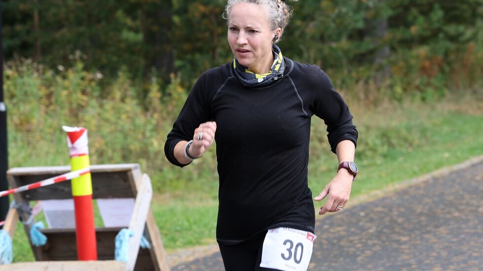 Therese underveis i 24-timersløpet i Stjørdal der hun satte norsk og nordisk bestenotering på 251,451 km. (Foto: Terje Weiseth Andersen)