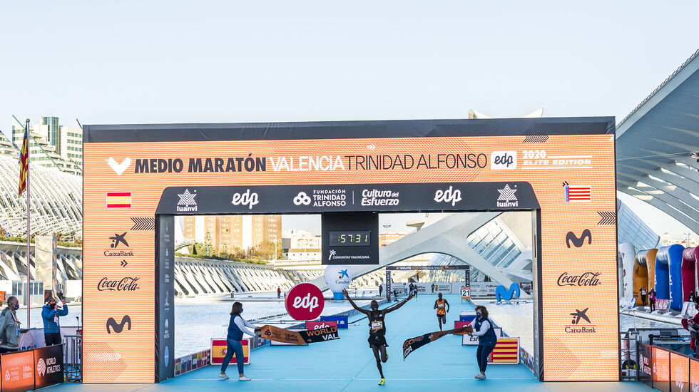 Kibiwott Kandie løper inn til ny verdensrekord på halvmaraton. (Foto: Bruno Almela Egido)