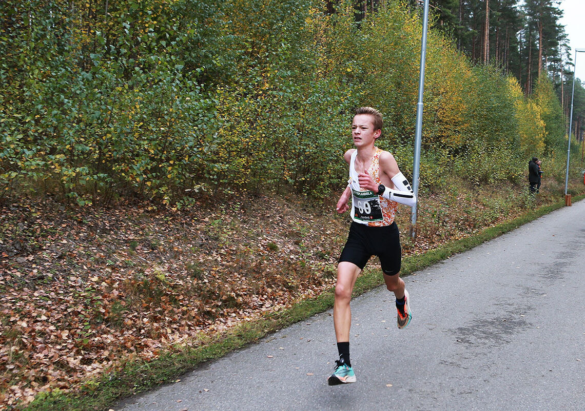 Vi ser Mikkel Bakken på vei mot 31.55 og norsk rekord i klasse 14-15 år under Hytteplanmila. (Foto: Kjell Vigestad)