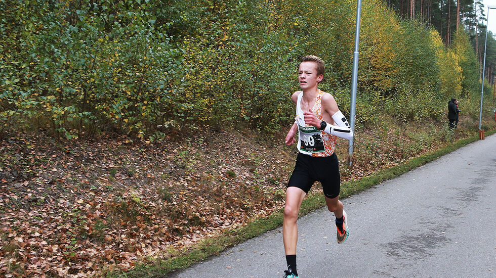 Vi ser Mikkel Bakken på vei mot 31.55 og norsk rekord i klasse 14-15 år under Hytteplanmila. (Foto: Kjell Vigestad)