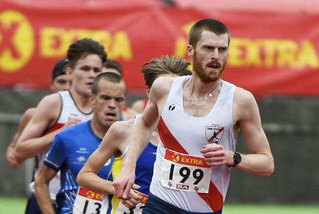 Magnus Erstad har deltatt i flere baneløp i år, som her på 10 000 m i NM, og synes det er fin fartstrening for lengre distanser som maraton og halvmaraton. (Foto: Bjørn Johannessen)
