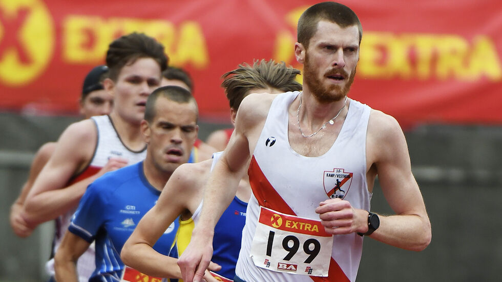 Magnus Erstad har deltatt i flere baneløp i år, som her på 10 000 m i NM, og synes det er fin fartstrening for lengre distanser som maraton og halvmaraton. (Foto: Bjørn Johannessen)