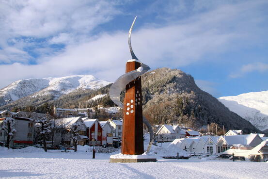 Kunstverket Fyrtårn for reisande i vinterkledd landskap