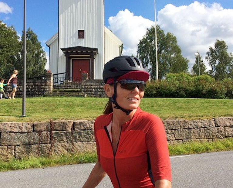 Kari Slaatsveen er blitt 57 år, men den frihetsopplevelsen syklingen gir, har hun hatt med seg siden hun fikk sin første landeveissykkel som 14-åring. Hun lager også en sykkelpodkast kalt Velopod. (Foto: privat) 