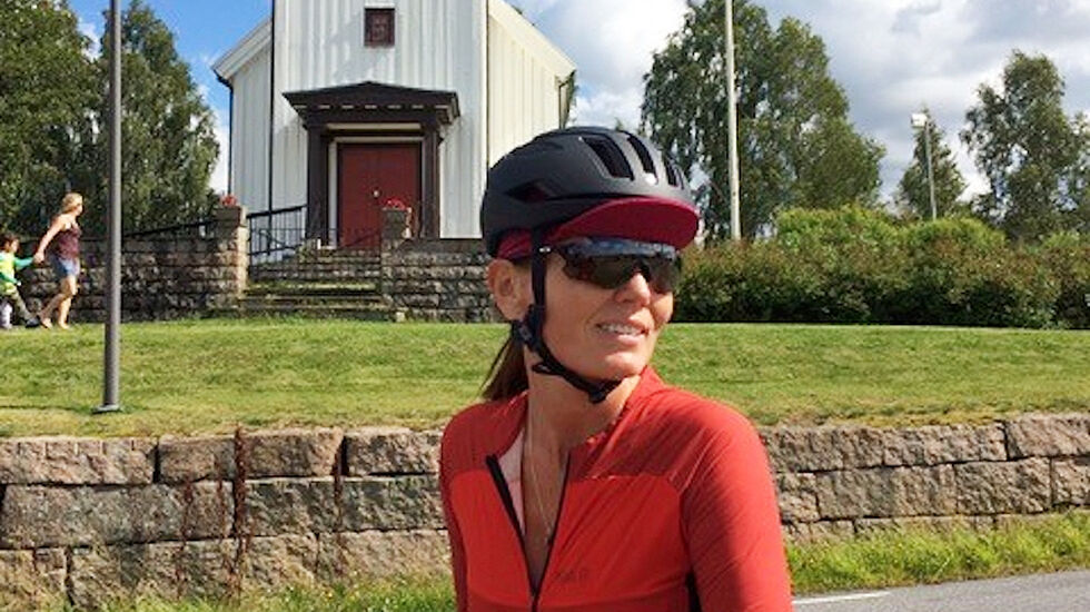 Kari Slaatsveen er blitt 57 år, men den frihetsopplevelsen syklingen gir, har hun hatt med seg siden hun fikk sin første landeveissykkel som 14-åring. Hun lager også en sykkelpodkast kalt Velopod. (Foto: privat)