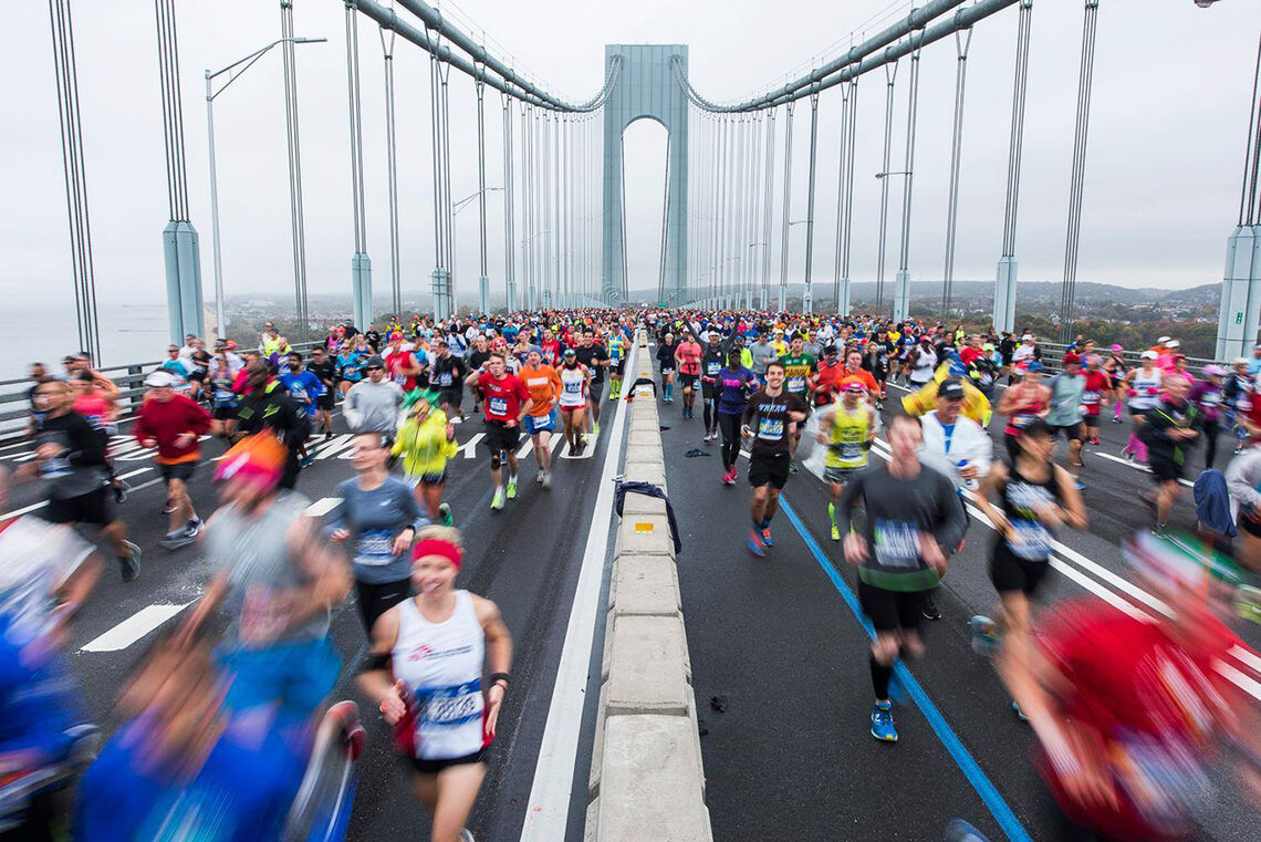 New York: For mange vil det lønne seg å legge inn regelmessige gåstrekninger allerede tidlig i et maratonløp – i stedet for å løpe så lenge en kan og måtte gå veldig mye på utslitte bein mot slutten. (Foto: New York Marathon) 
