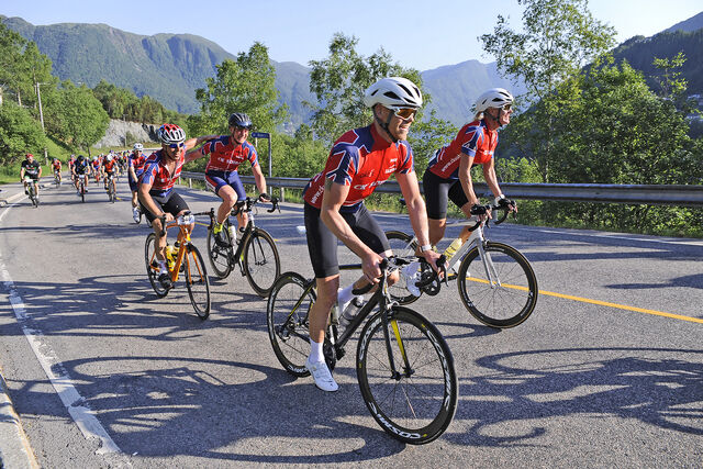 Her er en gruppe syklister opp den første bratte stigningen i Bergen - Voss: fra Trengereid og opp til Gulbotn. Fra rittet i 2018. (Foto: Arne Dag Myking)