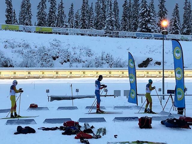 Fra starten for menn senior der Hamar SK's Jørgen Stigen gjør seg klar mellom to Lillehammer-baserte kinesere. (Foto fra Søre Ål IL'ss facebookside)