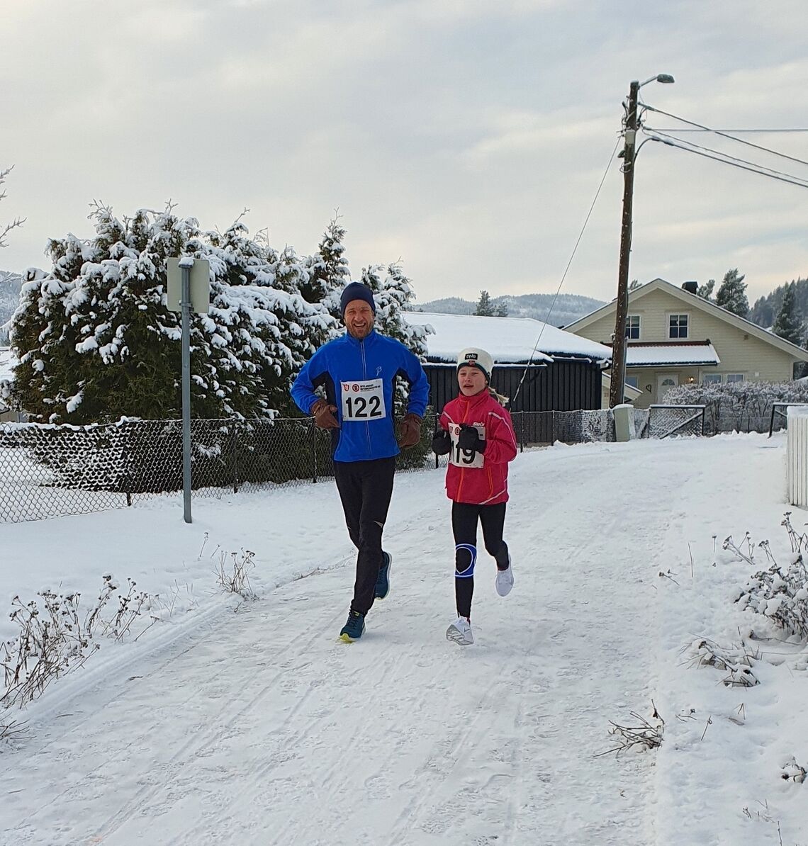 Karoline Lunde (10) og faren Stig i fint driv underveis i sin 4,6 km. (Foto: Geir Arild Vestrum)