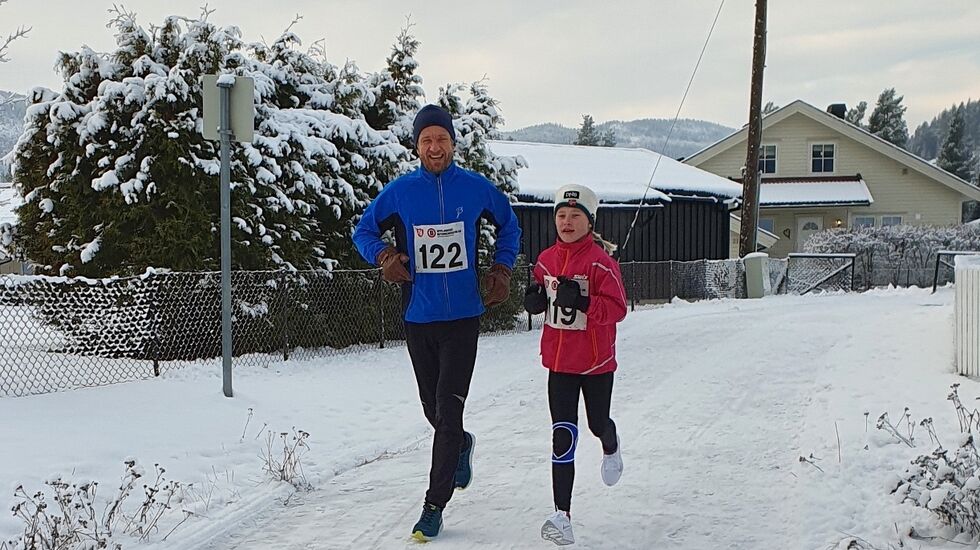 Karoline Lunde (10) og faren Stig i fint driv underveis i sin 4,6 km. (Foto: Geir Arild Vestrum)