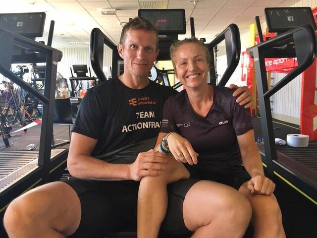 Frank Løke og Therese Falk er gode venner, men hater å tape for hverandre. Nå fighter de mot hverandre i Hagemanns Primtalløp, mens de på bildet poserer etter Thereses nordiske bestenotering på tredemølle i 2018. (Privat foto)