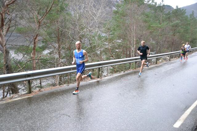 Tom Erik Halvorsen, GTI i tet fra start til mål langs Tysdalsvatnet under gode forhold.