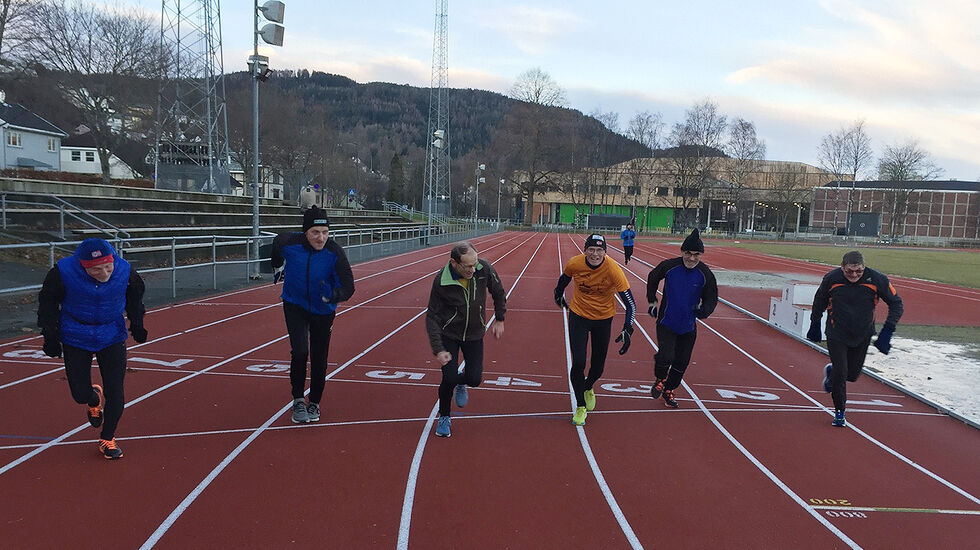 Magnar Bendheim, Arvid Syrstad, Harry Sollie, Per Laksfors, Trond Furuly og Arne Jensen har en snittalder på ca. 75 år, men har fremdeles stor glede av å trene i lag. (Foto: Knut E Møller) 