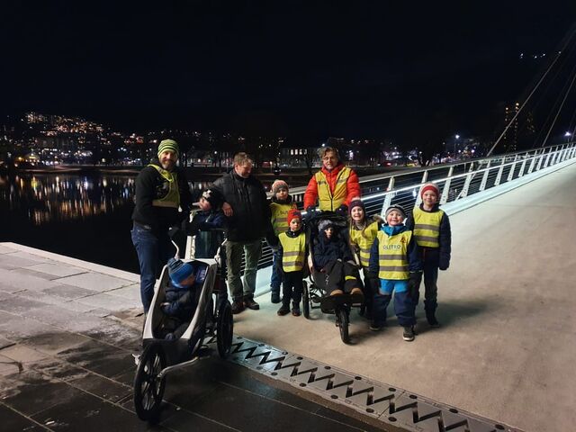 Einar Hagemann og en del av superheltene i para-gruppen til Konnerud IL på adventkalenderens første dag da de gikk 2 km i Drammen sentrum. (Privat foto)