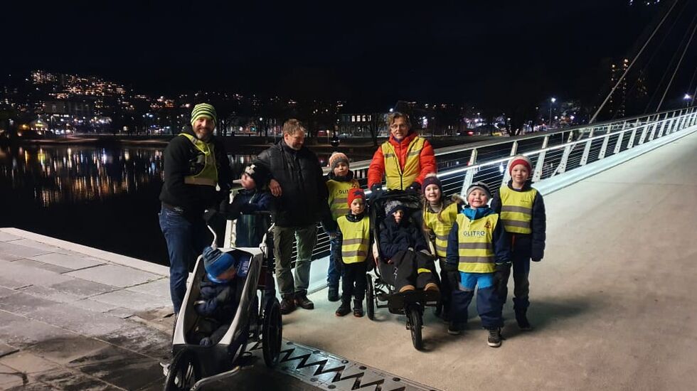 Einar Hagemann og en del av superheltene i para-gruppen til Konnerud IL på adventkalenderens første dag da de gikk 2 km i Drammen sentrum. (Privat foto)