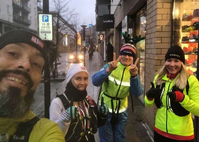 Erlend, Therese, Lasse og Anne er klar utenfor Löplabbets butikk i Sandvika. 42 kilometer senere er de ved butikken i Ski. (Foto: Erlend B. Jenssen) Erlend, Therese, Lasse og Anne er klar utenfor Löplabbets butikk i Sandvika. 42 kilometer senere er de ved butikken i Ski. (Foto: Erlend B. Jenssen)