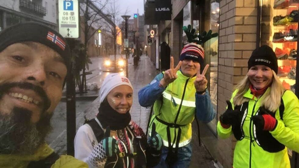 Erlend, Therese, Lasse og Anne er klar utenfor Löplabbets butikk i Sandvika. 42 kilometer senere er de ved butikken i Ski. (Foto: Erlend B. Jenssen)