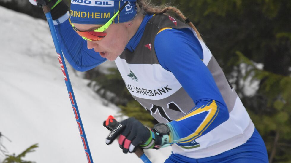 Det var mange sterke løpere med i Rindalsrennet. Her ser vi Berit Mogstad i flotte motbakkeklyv på vei mot 3. plass i kvinner senior. (Foto: Rindal IL)