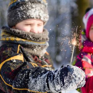 Illustrasjonsbilde av to barn som leker med stjerneskudd