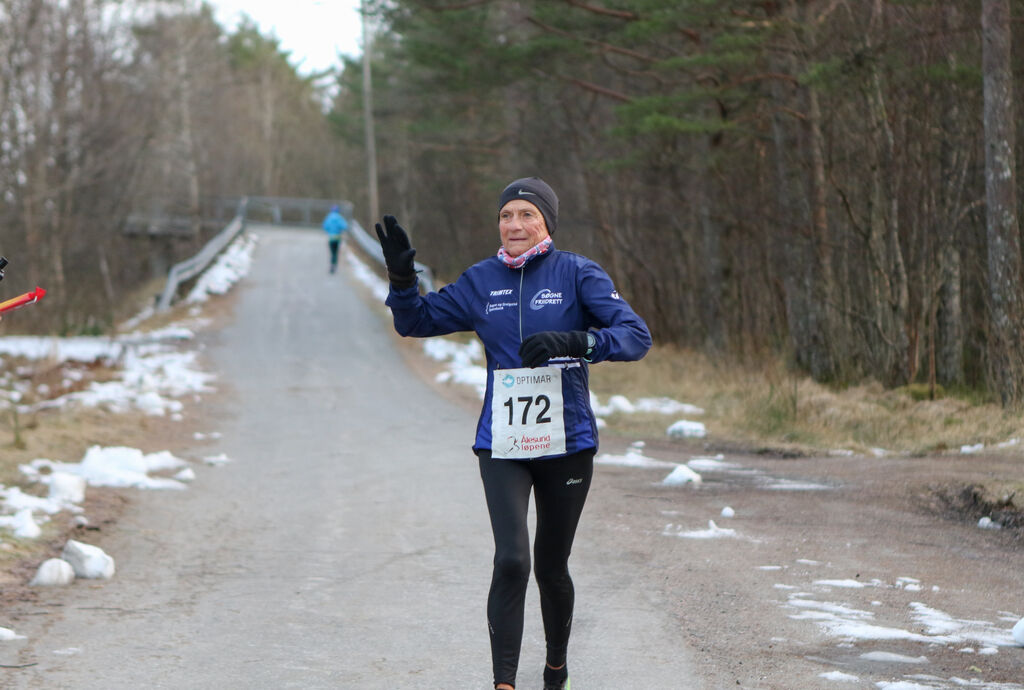 Vera Nystad har passert gangbroa på tilbakeveien og har 9 km igjen av sitt rekordløp. Foto: Martin Hauge-Nilsen