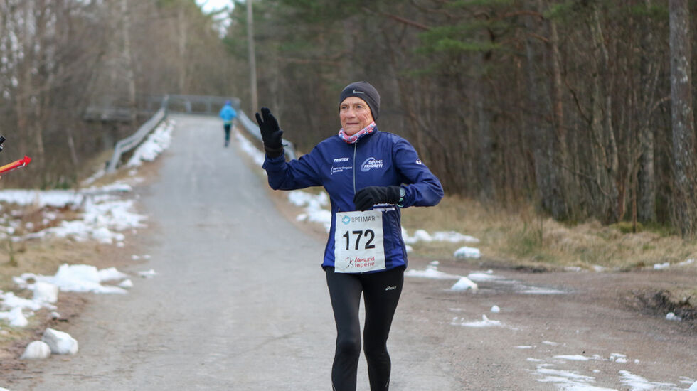 Vera Nystad har passert gangbroa på tilbakeveien og har 9 km igjen av sitt rekordløp. Foto: Martin Hauge-Nilsen