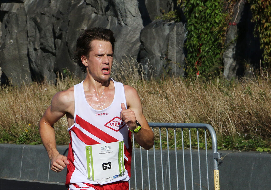 Eirik Gramstad langer godt ut på halvmaraton under Oslo Maraton i 2019. Sist høst debuterte han på maraton med 2.20.27. (Foto: Runar Gilberg) 