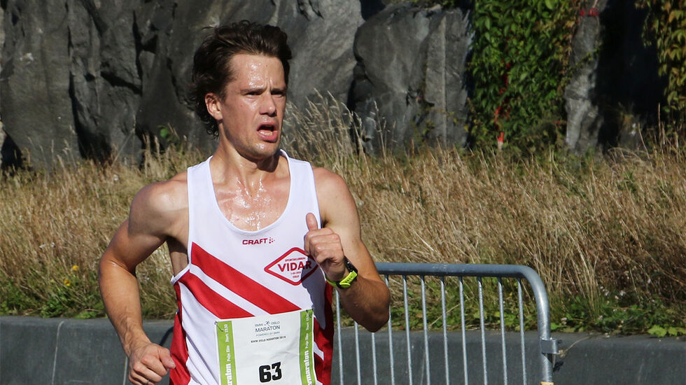 Eirik Gramstad langer godt ut på halvmaraton under Oslo Maraton i 2019. Sist høst debuterte han på maraton med 2.20.27. (Foto: Runar Gilberg)