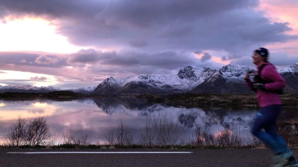 Lisa Blom i flotte omgivelser under Lofoten Ribbemaraton. (Foto: Monika Kransvik)
