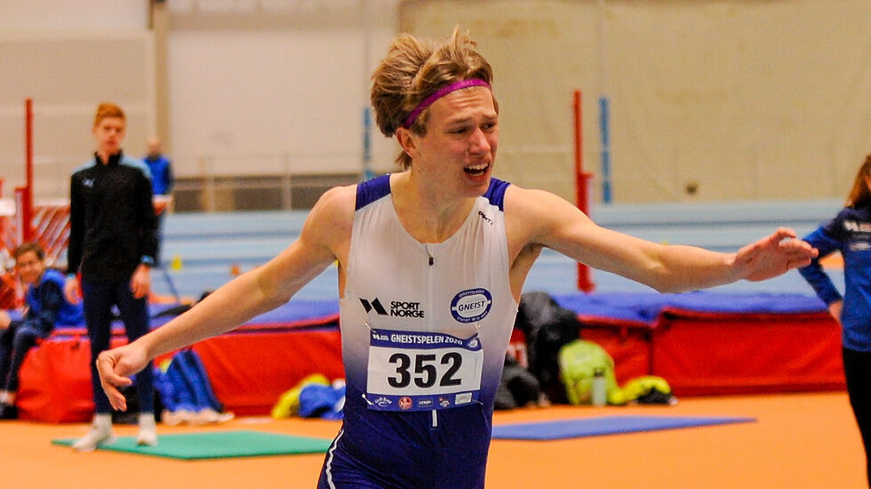 Thomas Strønstad-Løseth hiver seg over målstreken etter en rekordrask 600 meter i Leikvanghallen i Bergen. (Alle foto: Arne Dag Myking)