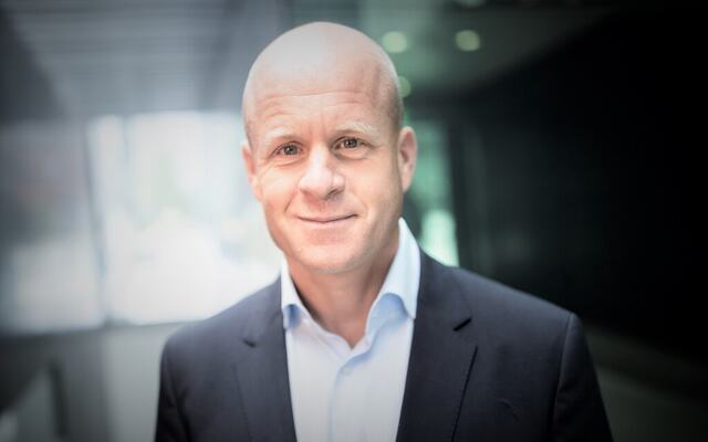 Mellomlederne er helt sentrale i et hvert HR-opplegg. De har lokal kunnskap og kjenner medarbeiderne best og har som regel ansvaret for de resultatene som skapes. De bør derfor få mulighet til å påvirke HR-aktivitetenes utforming og innretning, ikke bare implementeringen av dem. Hvis ikke kan HR-arbeidet fort oppleves som byråkratisk og unødvendig, pådyttet, verktøybasert og standardisert på en måte som gir lite rom for lokal tilpasning. Derfor er det også viktig mellomledere har kunnskap om HR. Mellomlederne er helt sentrale i et hvert HR-opplegg. De har lokal kunnskap og kjenner medarbeiderne best og har som regel ansvaret for de resultatene som skapes. De bør derfor få mulighet til å påvirke HR-aktivitetenes utforming og innretning, ikke bare implementeringen av dem. Hvis ikke kan HR-arbeidet fort oppleves som byråkratisk og unødvendig, pådyttet, verktøybasert og standardisert på en måte som gir lite rom for lokal tilpasning. Derfor er det også viktig mellomledere har kunnskap om HR.