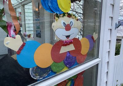 Frå Nybø barnehage. (Foto: Mariann Skau) Fargerik klovn laga av papir.