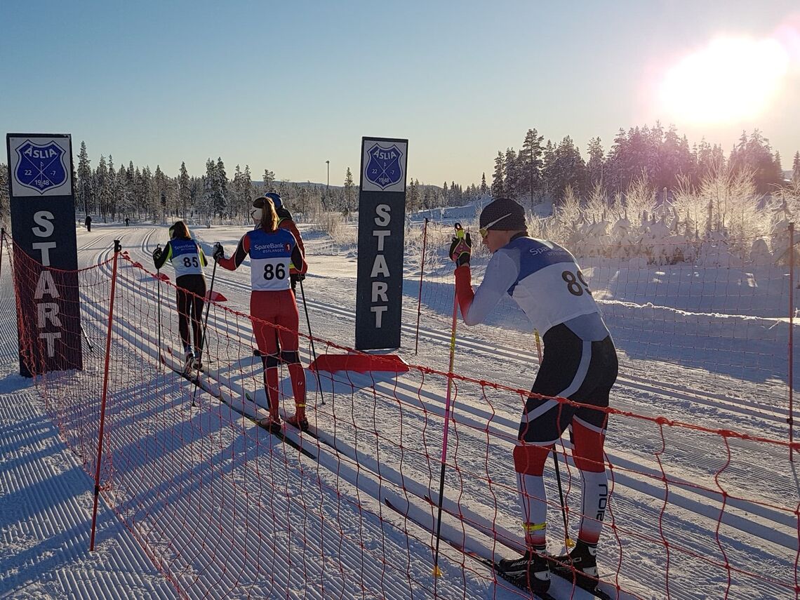 De to beste i J16 på start, Sara Hovde, MjøsSki (85)  og Guro Schjølberg, Tynset IF (86). Bak venter Elfinn Borg Faldmo, Trysilgutten IL (89) som gikk inn til 2. plass i G 15 år. (Foto: Jan Olav Andersen/Åslia Skilag)