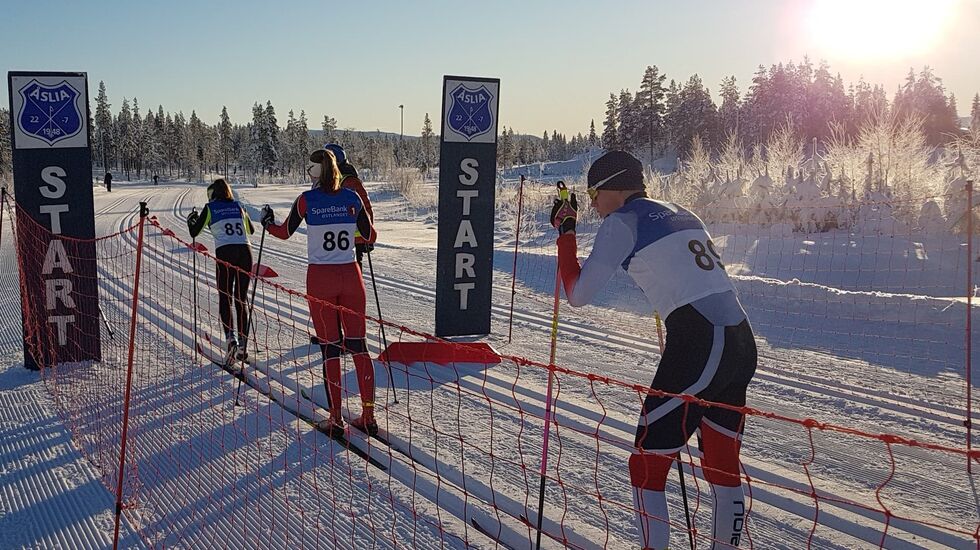 De to beste i J16 på start, Sara Hovde, MjøsSki (85)  og Guro Schjølberg, Tynset IF (86). Bak venter Elfinn Borg Faldmo, Trysilgutten IL (89) som gikk inn til 2. plass i G 15 år. (Foto: Jan Olav Andersen/Åslia Skilag)
