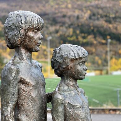 Statue Leikanger barneskule med stadion