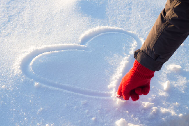 Bilde av tegning av hjerte i snøen.