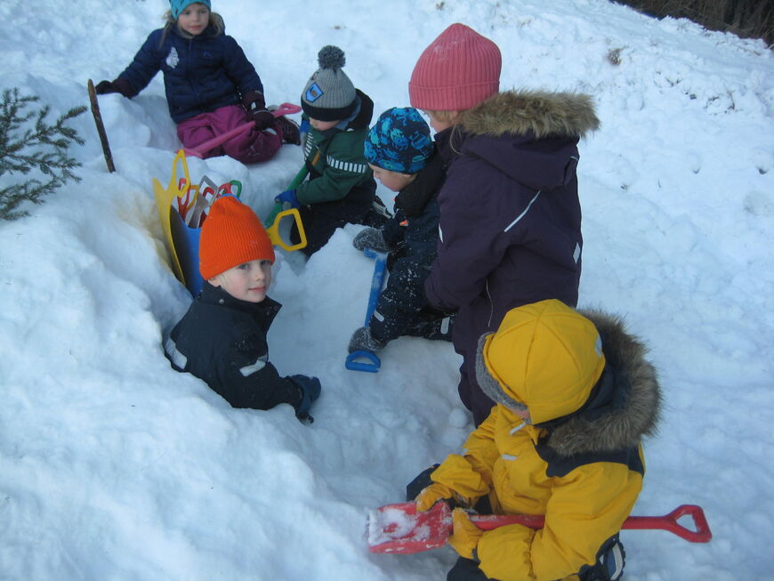 Barn som leikar i snø