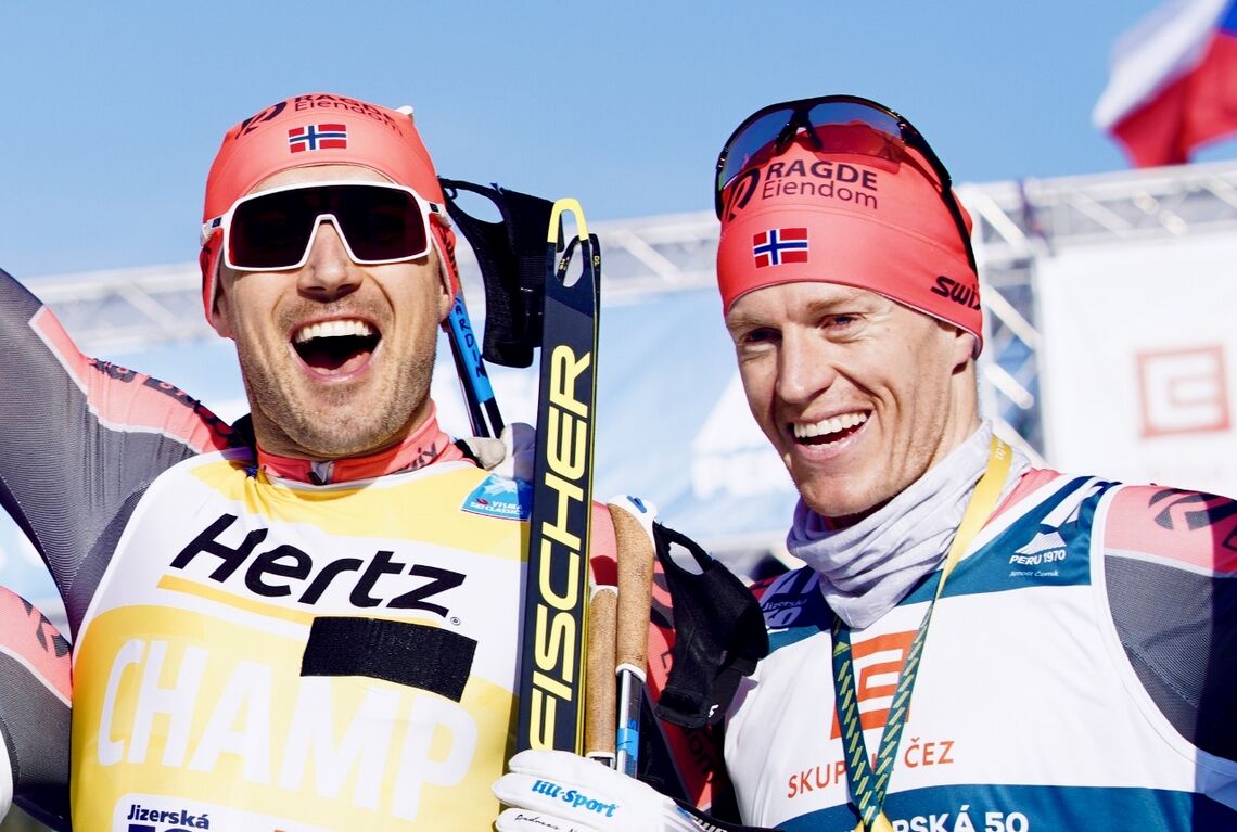Petter Eliassen (til høyre) topper Ski Classics ranking foran Andreas Nygaard. Bildet er fra fjorårets Jizerská  Padesátka der begge var på pallen. (Foto: Visma Ski Classics)