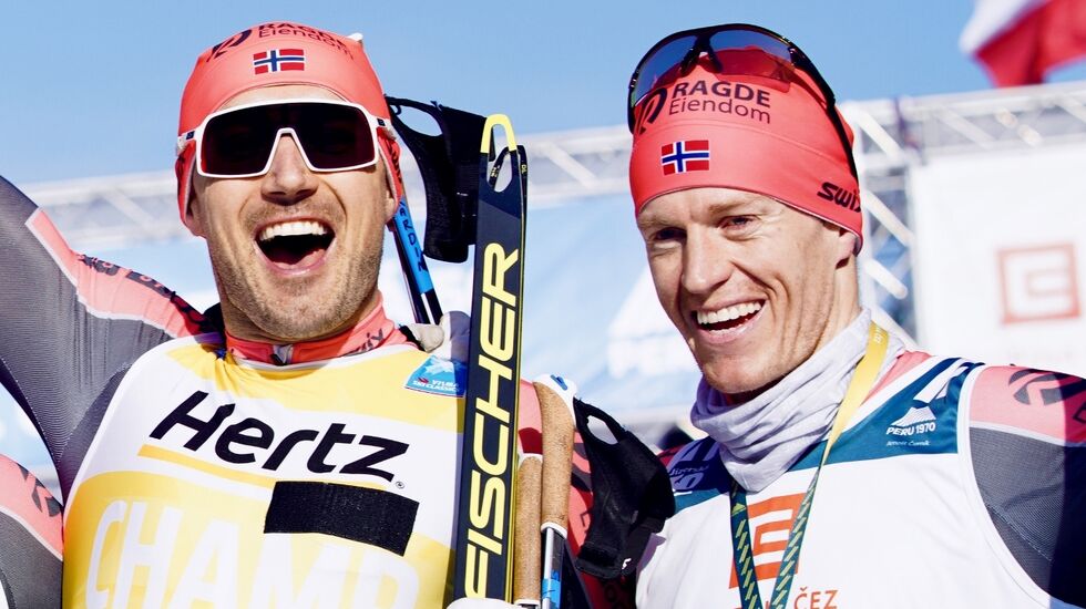 Petter Eliassen (til høyre) topper Ski Classics ranking foran Andreas Nygaard. Bildet er fra fjorårets Jizerská  Padesátka der begge var på pallen. (Foto: Visma Ski Classics)