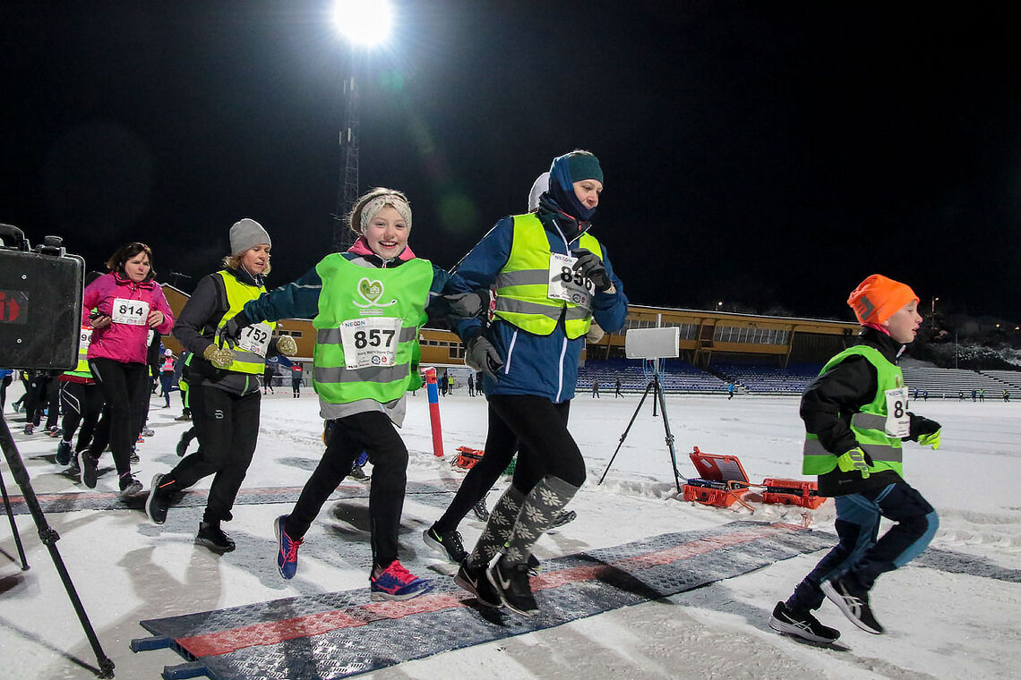 Nora Marie Stave Osa og Ragnhild Aksnes løper ut fra start i sin pulje i Necon Vinterkarusell. Med stor begeistring! (Alle foto: Arne Dag Myking)