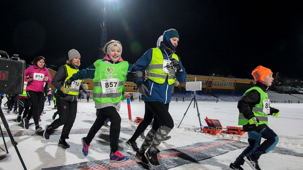 Nora Marie Stave Osa og Ragnhild Aksnes løper ut fra start i sin pulje i Necon Vinterkarusell. Med stor begeistring! (Alle foto: Arne Dag Myking)