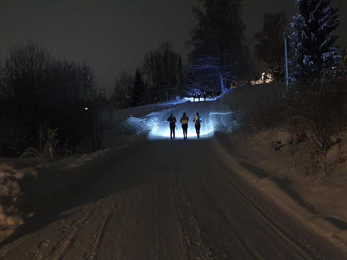 Trimmere med lyse utsikter mot toppen i Nordhagarunden tirsdag kveld. (Foto: Stein Arne Negård)