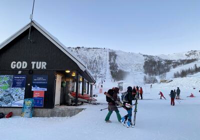I Rindabotn. (Foto: Mariann Skau) Folk med skiutstyr ved skitrekket i Rindabotn