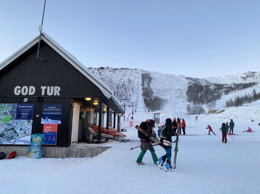 Folk med skiutstyr ved skitrekket i Rindabotn