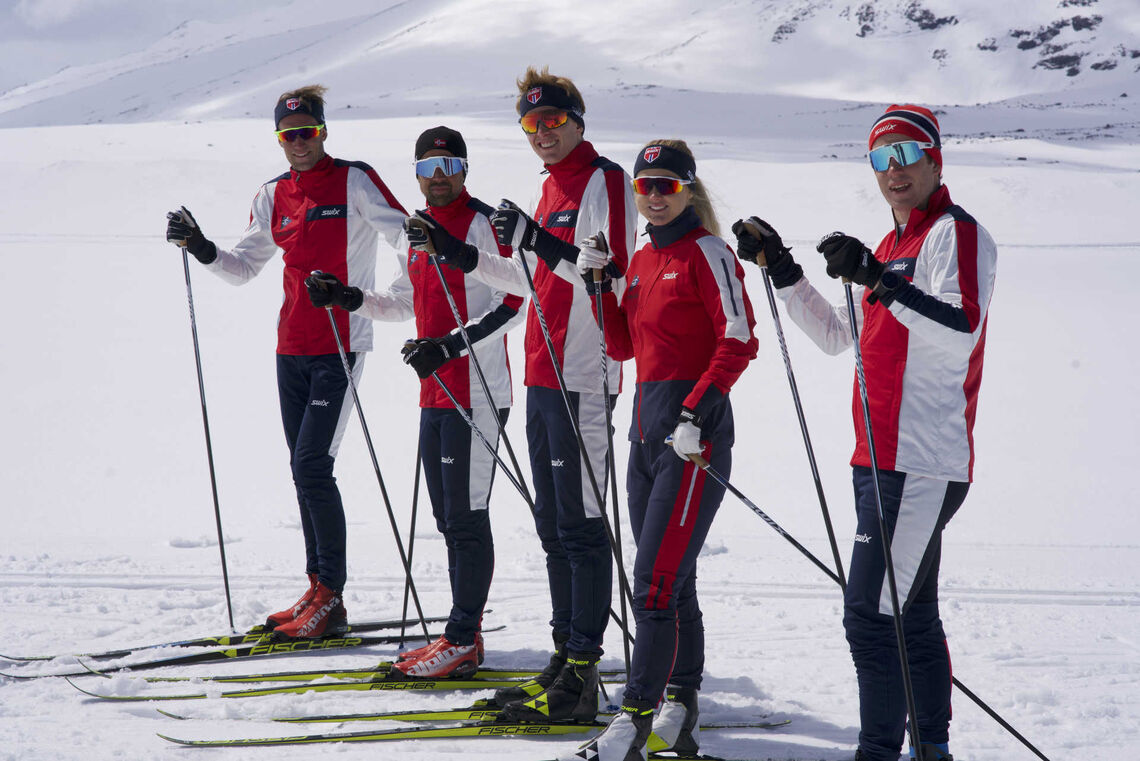 Simen Østensen, Nils-Ingar Aadne, Eirik Mysen, Emilie Fleten og Andrew Musgrave er fem av skiløperne bak SkiMentor-appen. I dag presenterer de treningsprogram for aktive skiløpere. (Foto: SkiMentor)